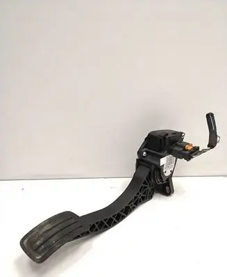 Accelerator throttle pedal
