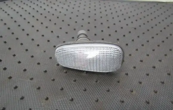 Front fender indicator light