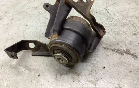 Toyota Avensis T250 Engine mount bracket