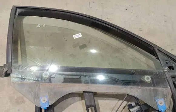 Audi A6 S6 C5 4B Front door window glass four-door AS2