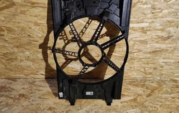 Radiator cooling fan shroud