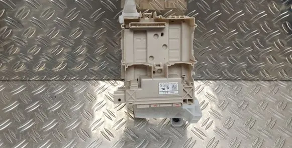 Toyota Aygo AB40 Fuse module 827300H030