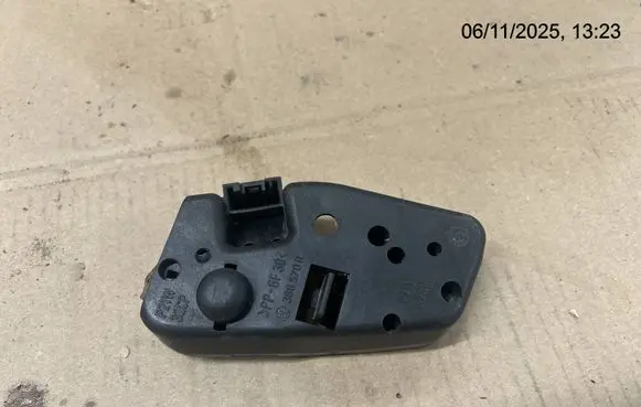 BMW 3 E46 Tail light bulb cover holder 6907938