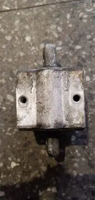 Mercedes-Benz C W203 Engine mount bracket 220240