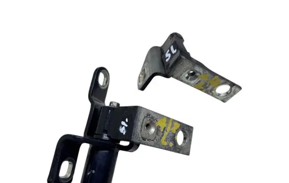 Ford S-MAX Rear door lower hinge A046575