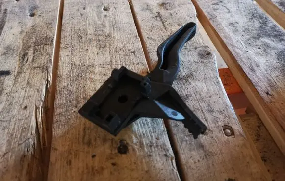 Opel Zafira B Engine bonnet (hood) release handle