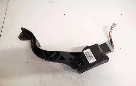Accelerator throttle pedal