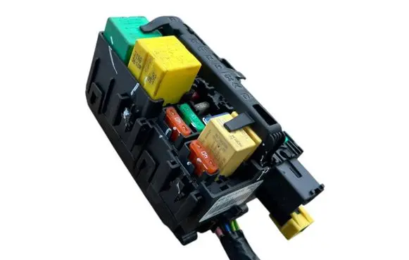 Peugeot 3008 II Fuse module 9806192580 A006C801