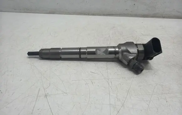 Volkswagen PASSAT B8 Fuel injector 05L130277E 0445110835