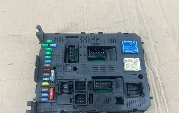 Peugeot RCZ Fuse module 281197595