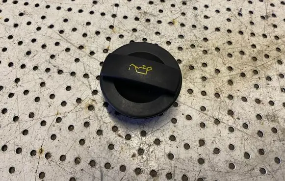 Volkswagen Caddy Oil filler cap 06C103485