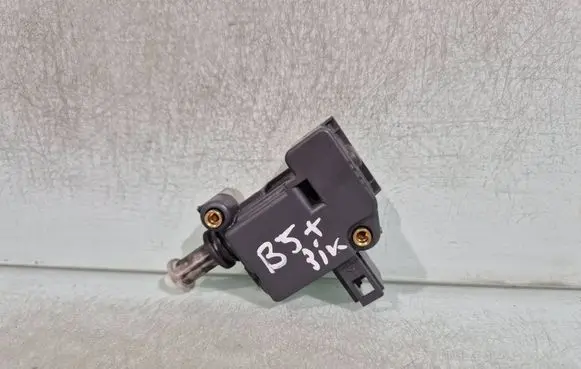 Volkswagen PASSAT B5.5 Tailgate boot lock/latch motor 3B5827061C 3B0959781D