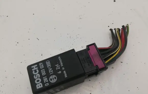 Volkswagen Phaeton Glow plug pre-heat relay 4E0907282A
