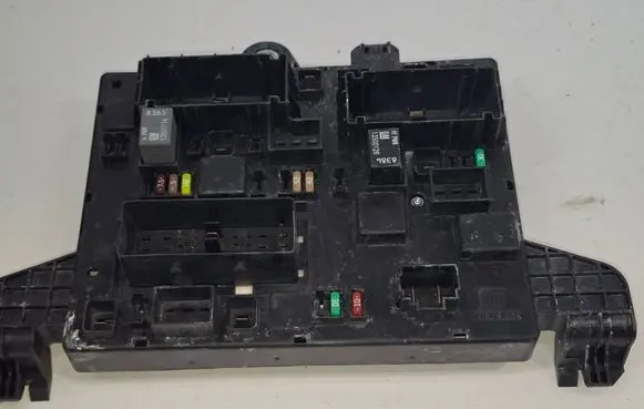 Opel Astra J Fuse module 13302300 365927271