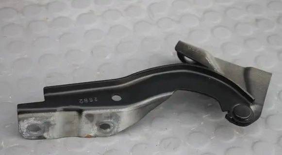 Mitsubishi L200 Engine bonnet/hood hinges 5905A180