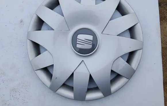 Seat Ibiza III (6L) R15 wheel hub/cap/trim 6L0601147F