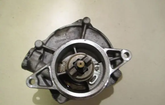 Audi A6 S6 C6 4F Vacuum pump 057145100L