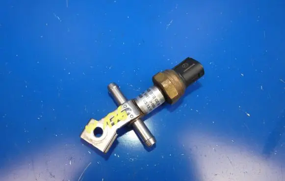 Mercedes-Benz A W176 Fuel pressure sensor A6450700081 256516AB