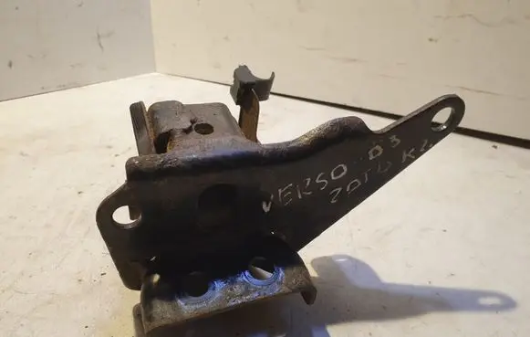 Toyota Corolla Verso E121 Engine mount bracket
