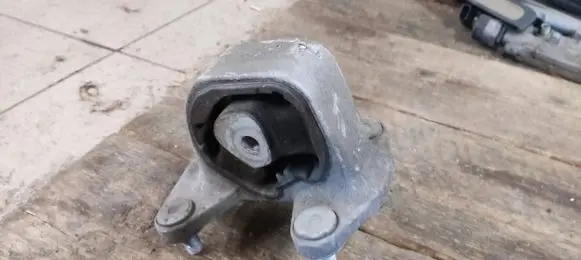 Lexus RX 450H Engine mount bracket 