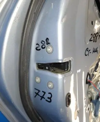 Toyota Auris 150 Front door lock 6906002200