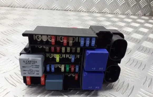 Renault Megane III Fuse box cover 1801330-1E