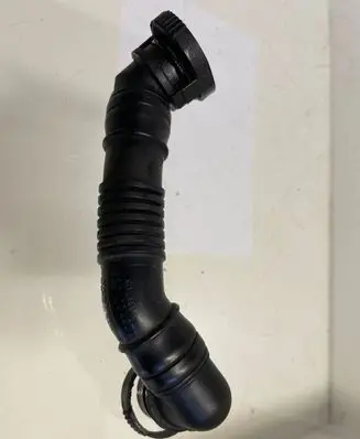 Volkswagen PASSAT B6 Breather hose/pipe 03G103493D