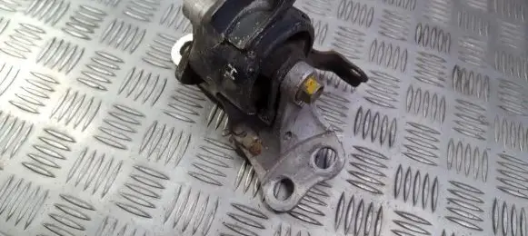 Honda Civic Engine mount bracket