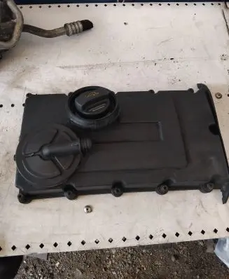 Volkswagen Touran I Rocker cam cover 03G103475