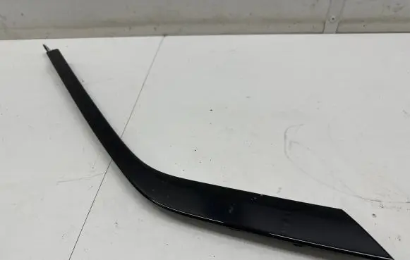 Rear fender molding trim