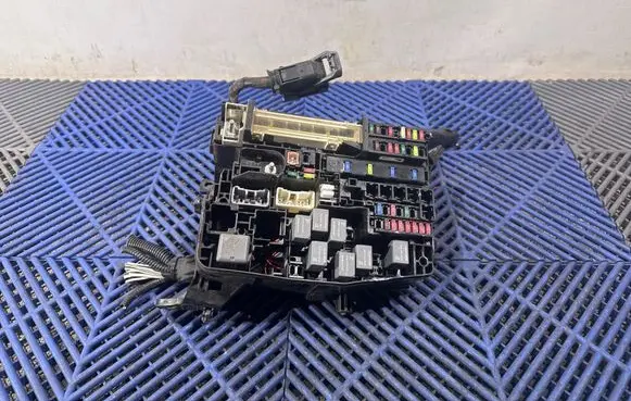 Toyota Avensis T270 Fuse box set 7379R0A2