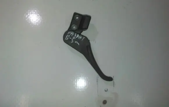 Volkswagen PASSAT B5 Engine bonnet (hood) release handle 3b1823533