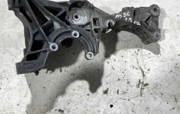 Volkswagen PASSAT B6 Generator/alternator bracket 03G903143