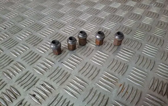 Toyota Avensis T250 Nuts/bolts 