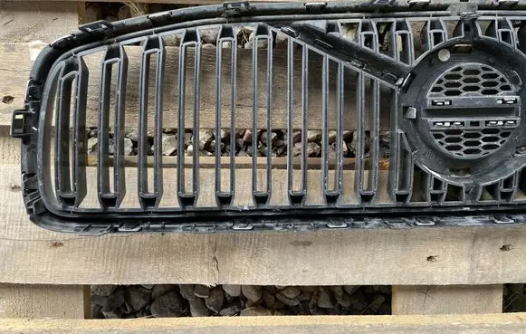 Volvo S90, V90 Front bumper upper radiator grill