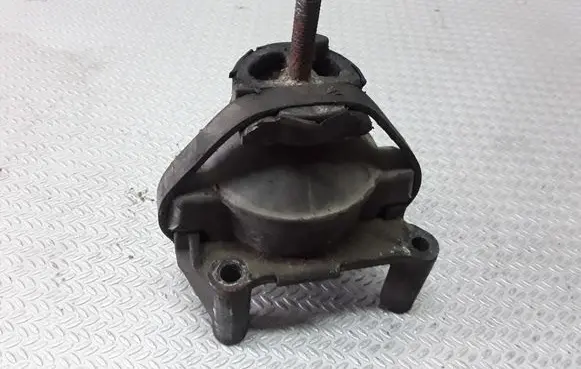 Saab 9-5 Engine mount bracket 5237219