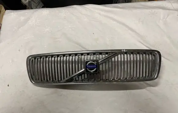 Volvo V70 Front bumper upper radiator grill