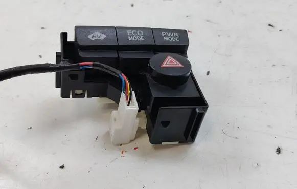 Toyota Prius (XW30) Hazard light switch 75D8082