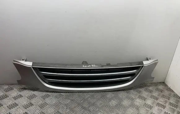 Toyota Avensis T220 Front bumper upper radiator grill