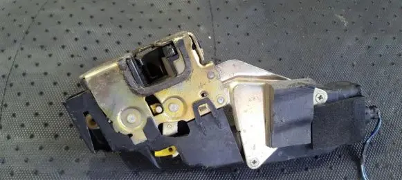 Mitsubishi Carisma Front door lock