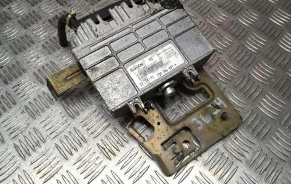 Volkswagen Golf III Engine control unit/module 0261203613 030906027M 26SA4241