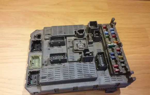 Citroen C5 Fuse module 9637466180