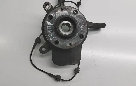 Suzuki Swift II Front wheel hub 4515168L00