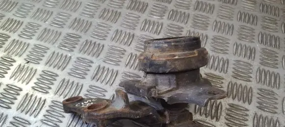 Honda Civic Engine mount bracket
