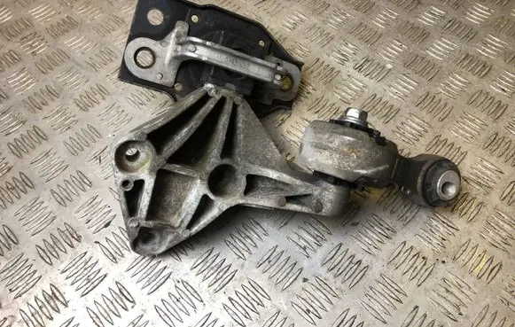 Nissan Qashqai Engine mount bracket
