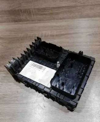 Volkswagen Touran I Fuse module l1t000034