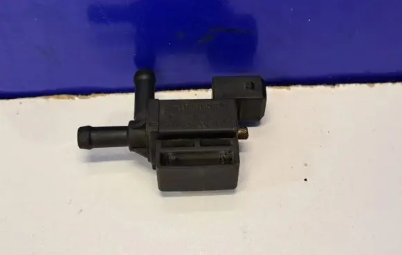 Volvo S80 Engine mount vacuum valve 9470775