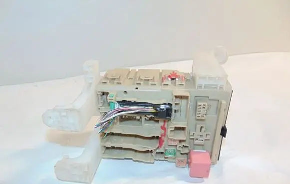 Toyota Avensis T270 Fuse module 8273005B50 8273005J90 480415E19