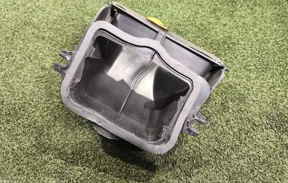 Renault Trafic III (X82) Air intake duct part 93452499 687796862R