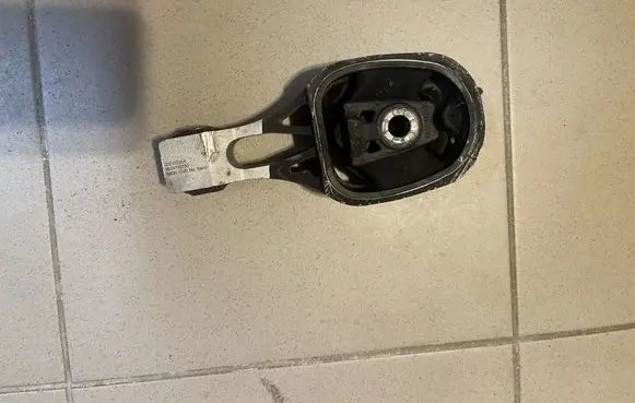 Citroen C4 II Engine mount bracket 9824116780
